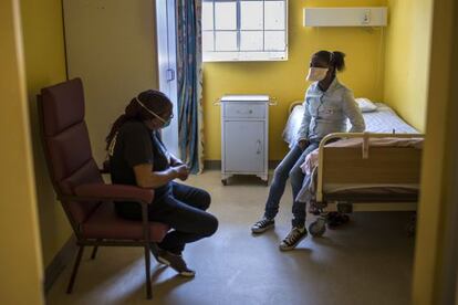 Una paciente de tuberculosis multirresistente, en una cl&iacute;nica del barrio de Khayelitsha, en Ciudad del Cabo.