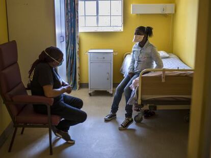 Una paciente de tuberculosis multirresistente, en una clínica del barrio de Khayelitsha, en Ciudad del Cabo.