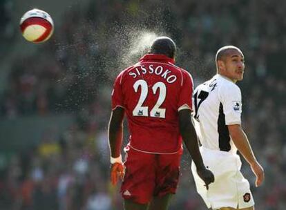 Sissoko cabecea un balón ante el sueco Larsson.