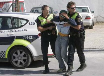 La policía de Santa Pola traslada a uno de los inmigrantes, con síntomas de desnutrición, llegados hoy a Alicante.