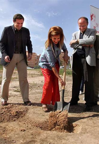 Pla, la candidata Carmen Alborch y el edil Rafael Rubio, ayer.