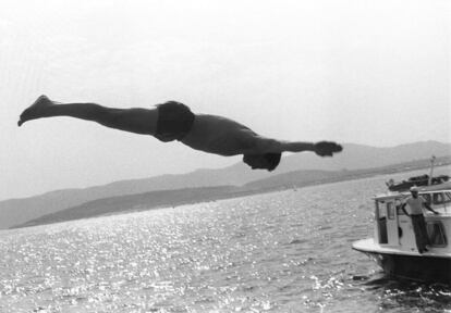 El presidente Adolfo Suárez se lanza al agua desde el yate 'Tamarindo' durante un viaje a Brasil en agosto de 1979.