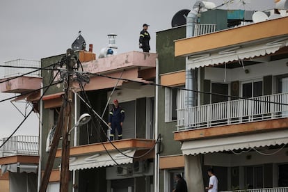 Los bomberos inspeccionan un bloque de viviendas, tras el paso de una tormenta, en Nea Plagia (Grecia). 