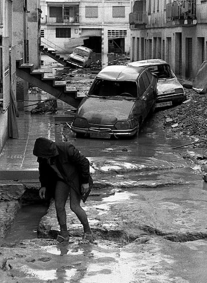 Calle de Alzira (Valencia) arrasada por las graves inundaciones y la rotura de la presa de Tous, un día después de la catástrofe.