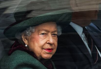 La reina Isabel II llega al servicio de acción de gracias por su esposo, el duque de Edimburgo, en la abadía de Westminster, en Londres.