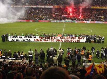 Las selecciones de Euskadi y Catalunya posan en el estadio de San Mamés ante su partido de 2007.