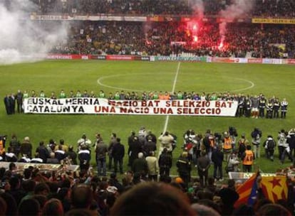 Las selecciones de Euskadi y Catalunya posan en el estadio de San Mamés ante su partido de 2007.