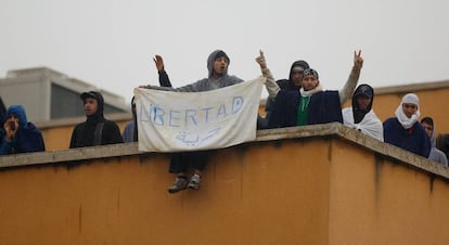 Inmigrantes durante la protesta en el techo del CIE de Aluche (Madrid). 