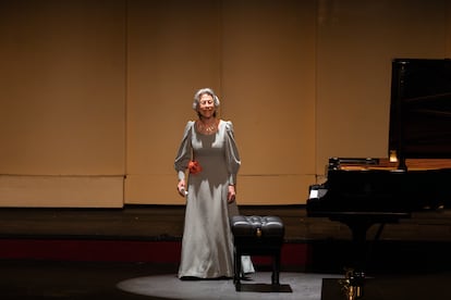 La pianista chilena entra a la sala del Teatro Municipal, en un concierto solista, el 2 de junio en Santiago.