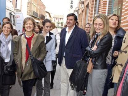 La ministra de Agricultura, Isabel García Tejerina (c) en un acto electoral en las calles de Peñaranda de Bracamonte (Salamanca).