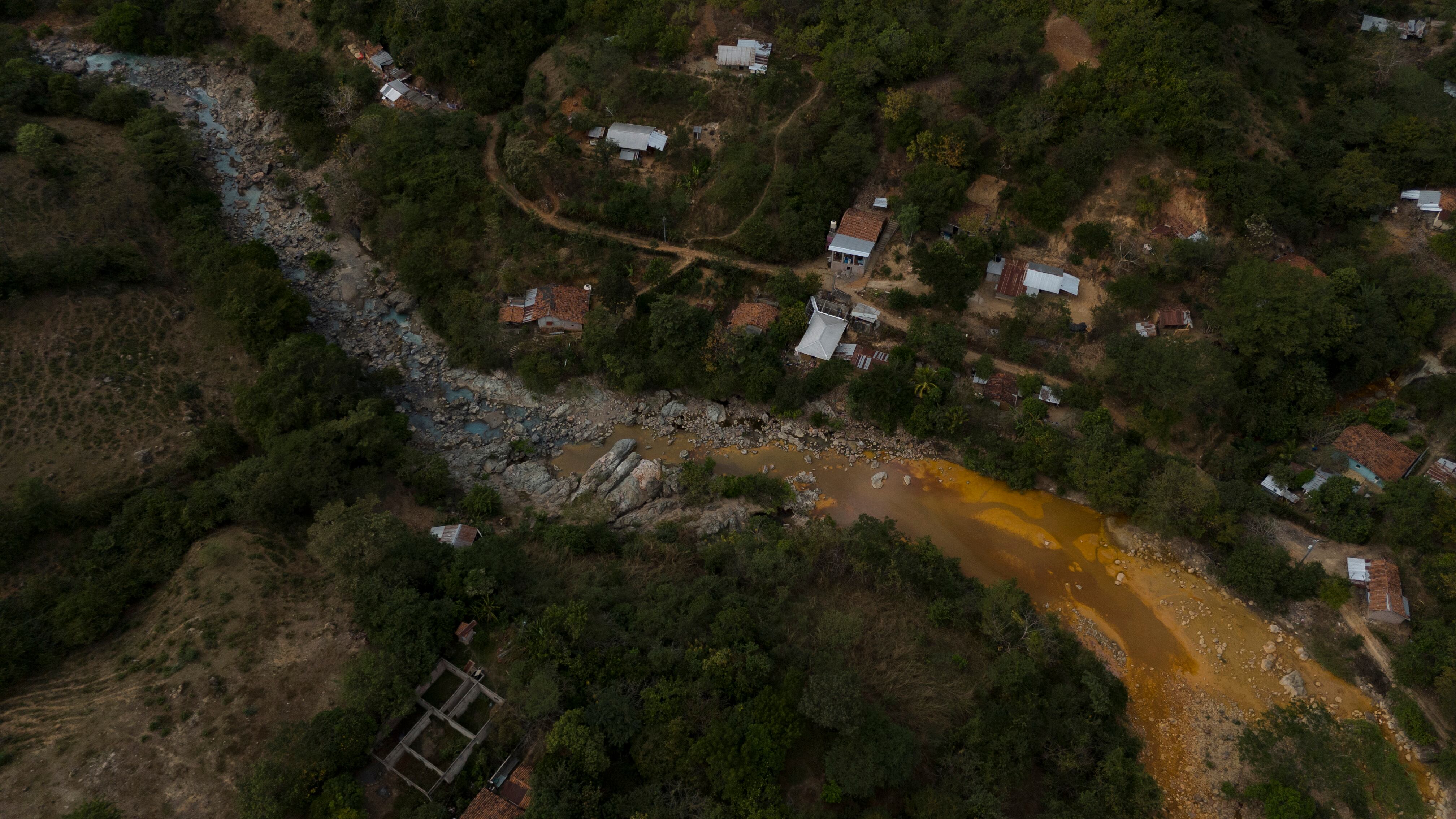 Río San Sebastián recorre la comunidad con sus aguas contaminadas por los residuos que dejó la industria minera.