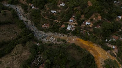 Río San Sebastián recorre la comunidad con sus aguas contaminadas por los residuos que dejó la industria minera.