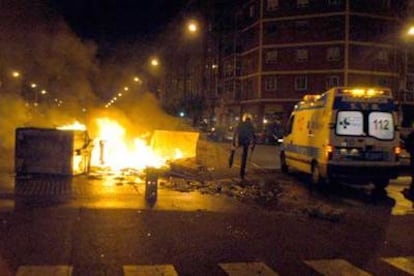 Aspecto que presentaba la madrugada del viernes una de las calles del barrio del Gamonal de Burgos.