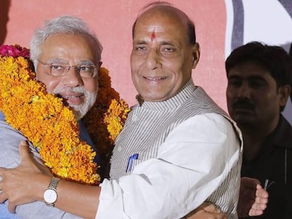 Rajnath Singh (à dir.), dá as boas-vindas a Narendra Modi.