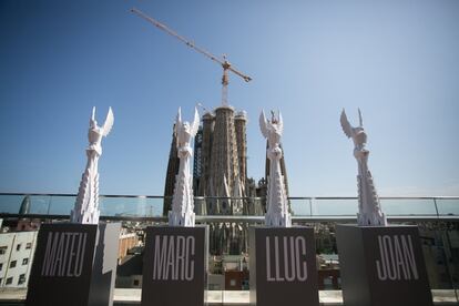 Reproducciones a pequeña escala de las cimas de las torres Mateu, Marc, Lluc y Joan. La sagrada familia de Barcelona presenta la evolución de la obra.  