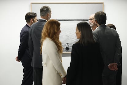 Los Reyes visitan el estand de EL PAÍS, durante la inauguración de ARCO, este miércoles en Ifema.