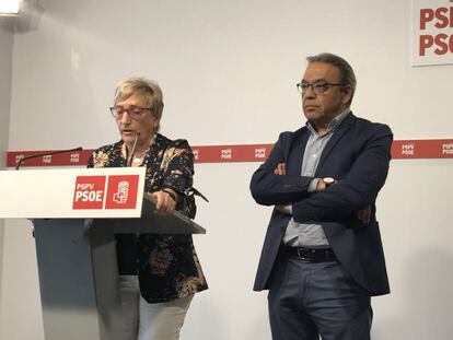 Los socialistas Ana Barceló y Manuel Mata, este viernes.