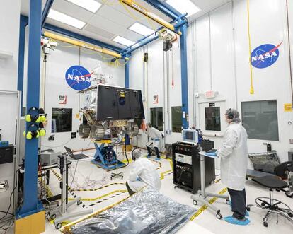 Trabajando en la construcción del rover VIPER de la NASA