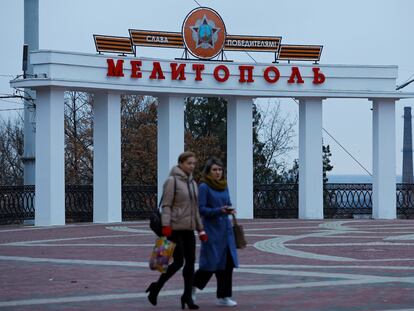 Unas mujeres caminaban el pasado noviembre por Melitópol.