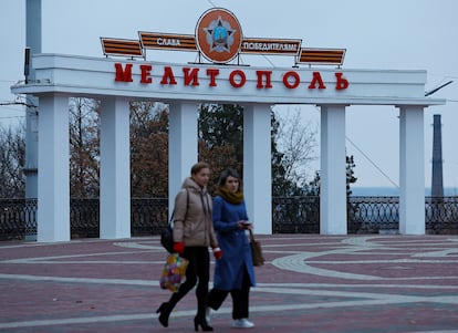 Unas mujeres caminaban el pasado noviembre por Melitópol.