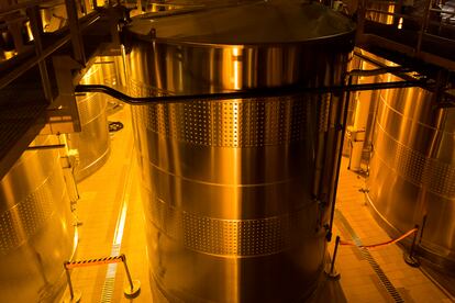 Tanques de acero para la fermentación del vino espumoso que sirve de base para el Chandon Garden Spritz.