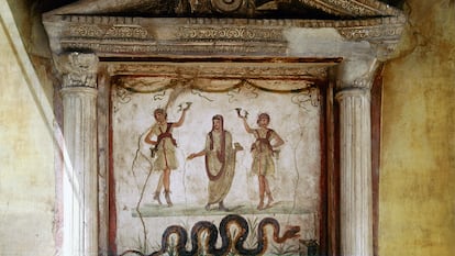Santuario en Roma de los dioses domésticos en un atrio de la Casa de los Vettii. En el centro se encuentra el Genio, con la cabeza cubierta con un velo apropiado para ofrecer un sacrificio. Está flanqueado por dos Lares.