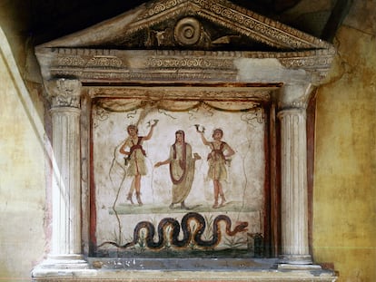 Santuario en Roma de los dioses domésticos en un atrio de la Casa de los Vettii. En el centro se encuentra el Genio, con la cabeza cubierta con un velo apropiado para ofrecer un sacrificio. Está flanqueado por dos Lares.