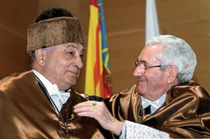 Los históricos dirigentes sindicales, Nicolás Redondo y Marcelino Camacho, ayer durante su investidura en la Politécnica de Valencia.