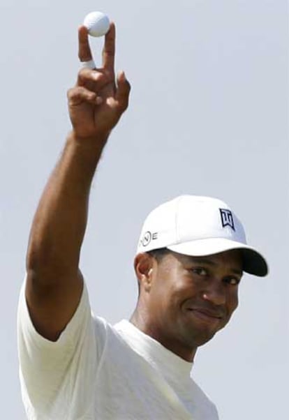 Tiger Woods celebra uno de sus golpes ayer.