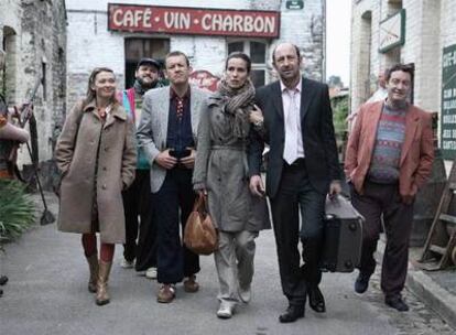 Fotograma de <i>Bienvenidos al norte</i> con Dany Boon (tercero por la izquierda) y Kad Merad (segundo por la derecha).