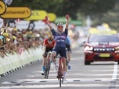 Mads Pedersen celebra su triunfo en la 13ª etapa del Tour de Francia este viernes.