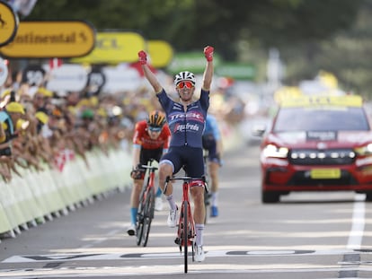 Mads Pedersen celebra su triunfo en la 13ª etapa del Tour de Francia este viernes.