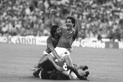 11 de julio de 1982. Claudio Gentile celebra un gol italiano en la final entre Alemania Federal e Italia en el estadio Santiago Bernabeu de Madrid. Italia ganó a Alemania por 3-1. Italia empataba a tres con Brasil los títulos de campeón del mundo.