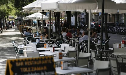 Varios clientes estaban sentados ayer en algunas terrazas en la calle de Ibiza, en el distrito de Retiro.