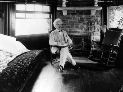 Mark Twain, fotografiado en su casa en plena tarea literaria.