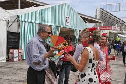 Los abanicos del s&iacute; al refer&eacute;ndum en la Feria de Abril.