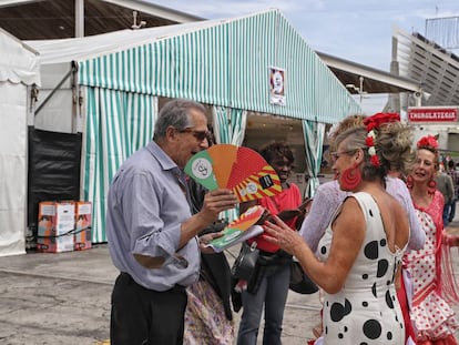 Els ventalls del sí al referèndum a la Feria de Abril.