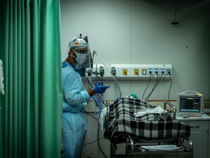 Profissional monitora paciente em leito de terapia intensiva do Hospital Municipal Tide Setúbal, na zona leste de São Paulo.