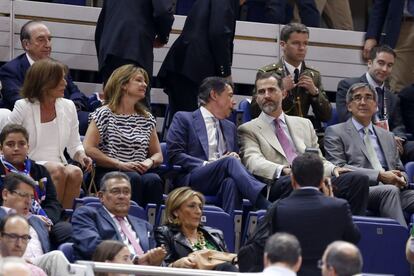 El rey Felipe VI acompañado por el presidente de la Comunidad de Madrid Ignacio González y la alcaldesa de Madrid Ana Botella.