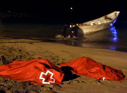 A bordo de este segundo cayuco viajaban también los cuerpos de dos personas fallecidas durante la travesía.