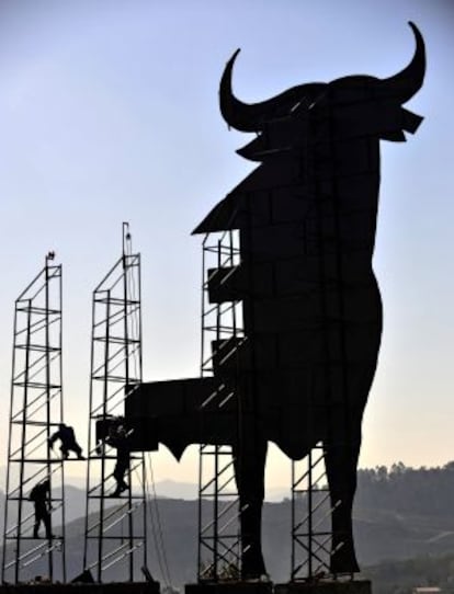 Repair work on one of Spain's iconic roadside bull signs.