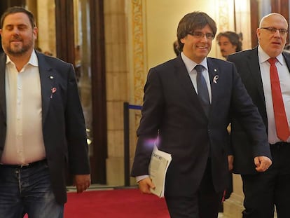 Carles Puigdemont, junto a Oriol Junqueras, en el Parlament