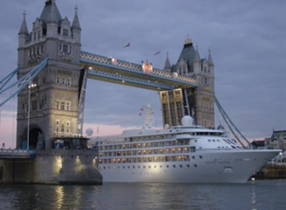 El crucero enológico 'Silver Cloud', a su paso por Londres.