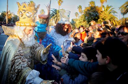 Los Reyes Magos saludaban a los niños a su llegada al puerto de Barcelona en enero de 2020.