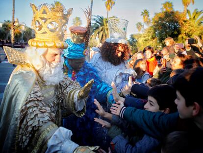 Los Reyes Magos saludaban a los niños a su llegada al puerto de Barcelona en enero de 2020.