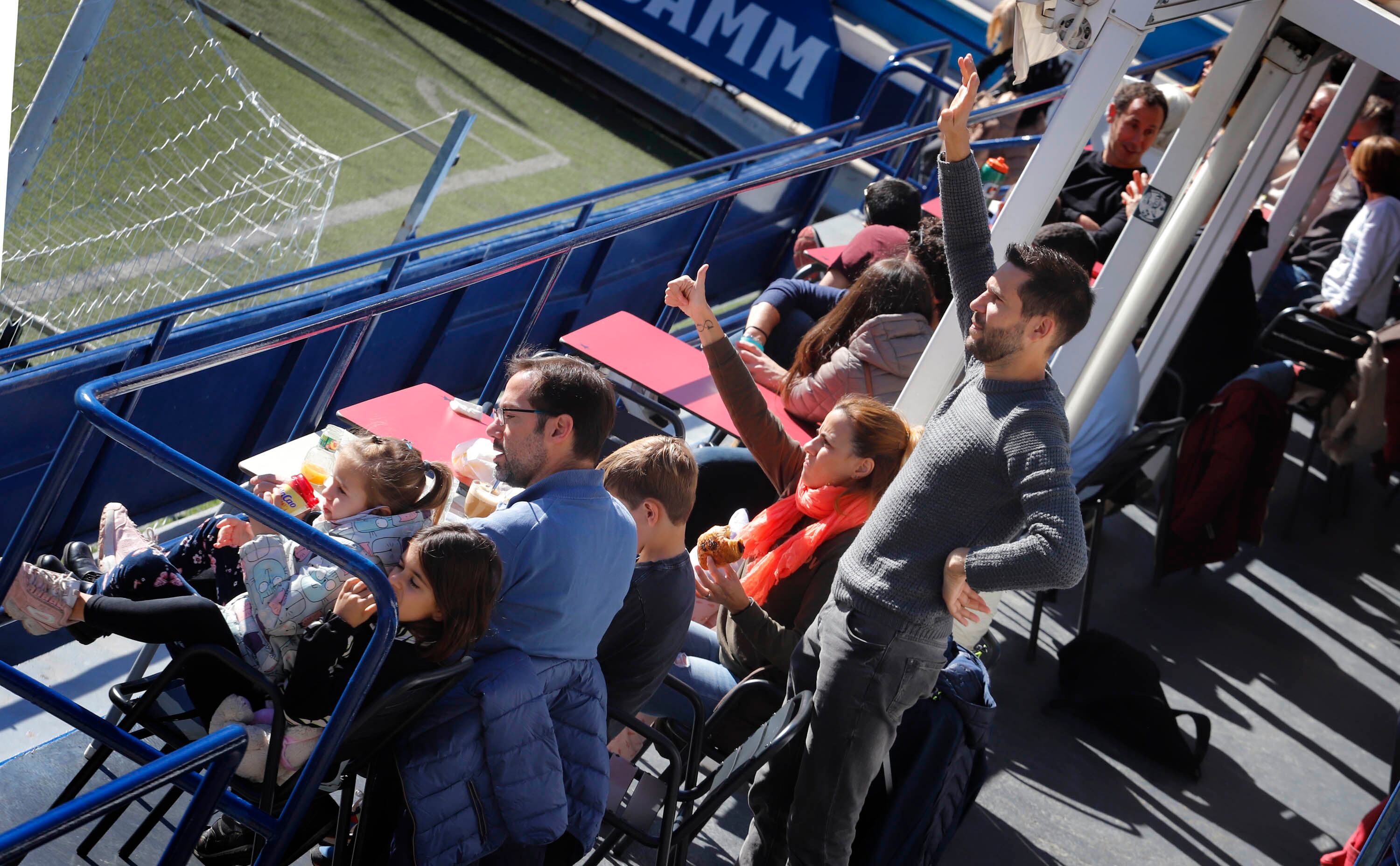 Club Esportiu Europa instalaciones y ambiente de su gente. © Foto: Cristóbal Castro.
