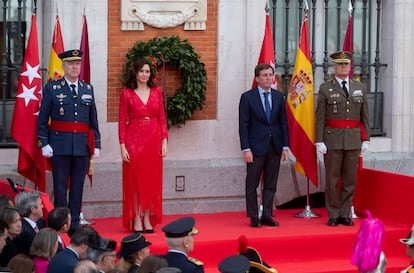 La presidenta de la Comunidad de Madrid, Isabel Díaz Ayuso (segunda por la izquierda), y el alcalde de Madrid, José Luis Martínez-Almeida (segunda por la derecha), colocan una coronal triunfal por los caídos en el 2 de Mayo.