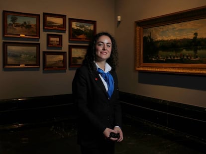 Laura Fernández Díaz, jefa de vigilantes del Museo del Prado, en una de las salas dedicada a la pintura del siglo XIX.