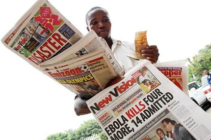 <span >Los periódicos de Uganda informan del brote de Ébola.</span>