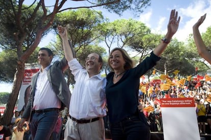 Pedro S&aacute;nchez, Miquel Iceta y Carme Chac&oacute;n, ayer en la Fiesta de la Rosa en Gav&agrave; (Barcelona).